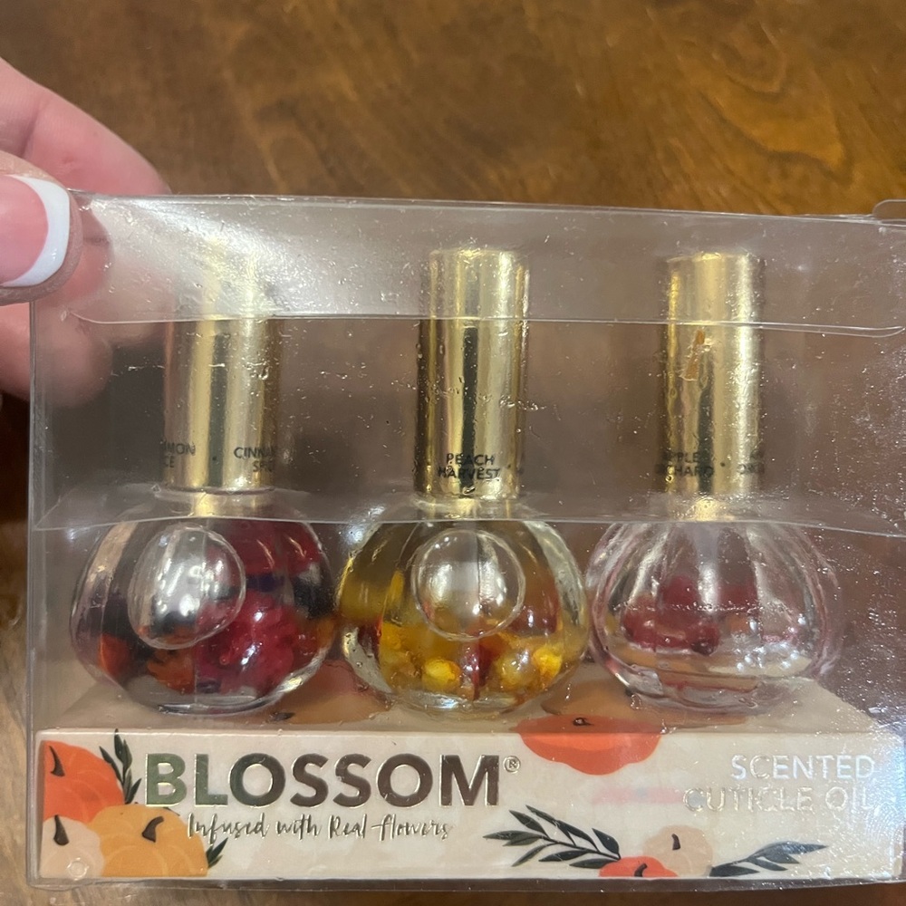 Blossom Gold and Red Nail Tools Set